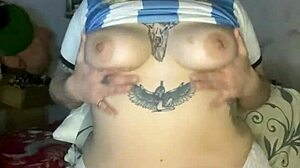 Estaba cachonda y me toque sola y moje todo