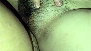 I'm toqueteando my stepdaughter in her pussy