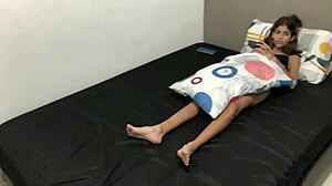 Folleos y masturbación Annie Crawford en su dormitorio