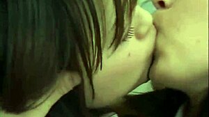 看这些亚洲女同分享她们的第一次舌吻！