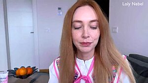 Junges 18+ Mädchen beim Casting mit Spanking und Fußspiel