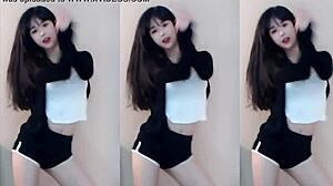 Chica china se desnuda bailando rápido