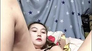 هاوية يابانية تذهب مجنونة مع استمناء شهواني ورذاذ عنيف