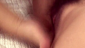 Japonská děvka má roztrhané šaty před tvrdým šukáním na pohovce skupinou