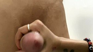 se la chupo al vecino despues de que me pidiera que afeitara su polla - porno en espa�ol