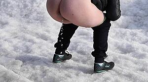 Drobná teenka dostává rimjob od amatéra