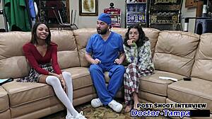 Dr. Tampa undersøker Solanas barbert fitte i første gyno undersøkelse med hansker!