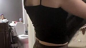 Neues outfit für dich mit gerissenen kleidern