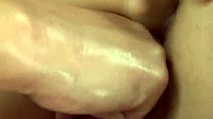 Remaja Jepang kurus 18+ Mikuni Maisaki godain untuk deepthroat dan telan