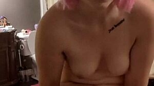 Neues outfit für dich mit gerissenen kleidern