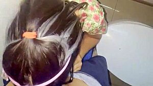 Mis amigos estaban cogiendo en los cuartos y me tuve que coger en el baño de una casa a la morrita enfiestada en una fiesta de compas