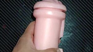 Kissy gives mamada and then fills her entrance with leche in wild sex.