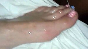 sucking wifes toes while s