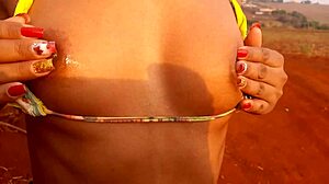 pequena caipira dança funk no canavial