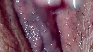 Jsem tak horká, masturbuju sama doma právě teď