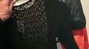 omg, this kiwi milf slut drinkin piss in mall toilet... crazy