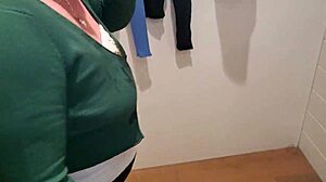 omg, this kiwi milf slut drinkin piss in mall toilet... crazy