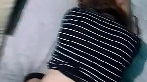 pov me la mete de perrito en la cama grande mientras hacemos webcam con la neetbook