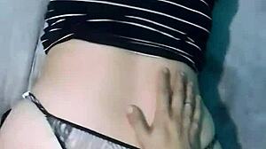 pov me la mete de perrito en la cama grande mientras hacemos webcam con la neetbook