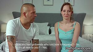 Erotska deklica razkrije mokro pičko za prvo defloracijo