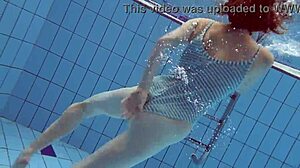 性感娇小18+俄罗斯少女Libuse在泳池边展示小18+奶子