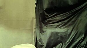 ヨーロッパの奴隷がボンデージ便器で屈辱