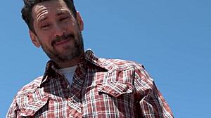 Σοκαρίστηκα πώς η Rose Winters χειρίζεται τις πισινές κινήσεις του πατριού.