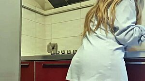 gostosa limpa o fogao e fica suada