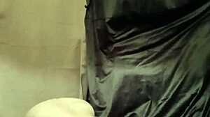 ヨーロッパの奴隷がボンデージ便器で屈辱