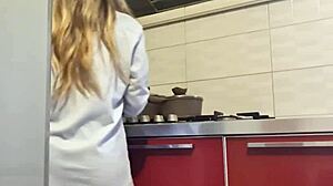 gostosa limpa o fogao e fica suada