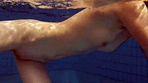 性感娇小18+俄罗斯少女Libuse在泳池边展示小18+奶子