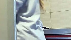 gostosa limpa o fogao e fica suada