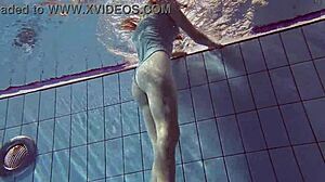 性感娇小18+俄罗斯少女Libuse在泳池边展示小18+奶子