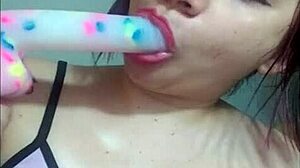 Hermosa jovencita de bello rostro y lindos labios ense�a como chupar polla