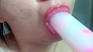 Hermosa jovencita de bello rostro y lindos labios ense�a como chupar polla