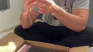 Pequena sexdoll sendo arrombada por uma rola grossa