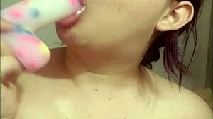 Hermosa jovencita de bello rostro y lindos labios ense�a como chupar polla