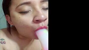 Hermosa jovencita de bello rostro y lindos labios ense�a como chupar polla