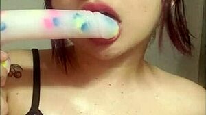 Hermosa jovencita de bello rostro y lindos labios ense�a como chupar polla