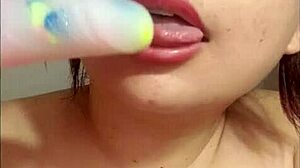 Hermosa jovencita de bello rostro y lindos labios ense�a como chupar polla