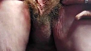 Så vild när jag ser farmor knulla sin håriga fitta med gurka