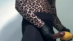 Me Veja Foder Uma Fruta Mamão Pela Primeira Vez Gostei