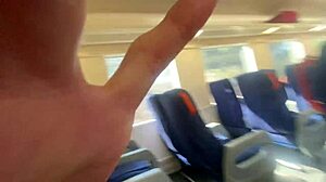 Oavsiktligt sex på offentligt tåg med handjob och cumshot