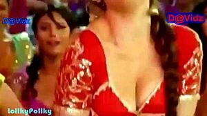 Indian MILF Kareena Shows Off Her Hottest Navel
