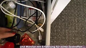 Deutsche Tochter Findet Mutters Dildo und Masturbiert