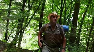 تشارلي موناكو وجوردان برايس ينيكان بخفاء بألعاب في محطة إطفاء