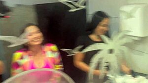 O Bar Com Calcinhas Penduradas No Teto