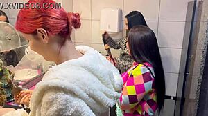 O Bar Com Calcinhas Penduradas No Teto