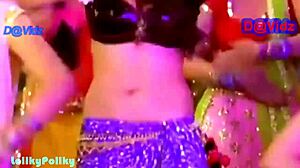 Indian MILF Kareena Shows Off Her Hottest Navel