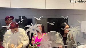 O Bar Com Calcinhas Penduradas No Teto